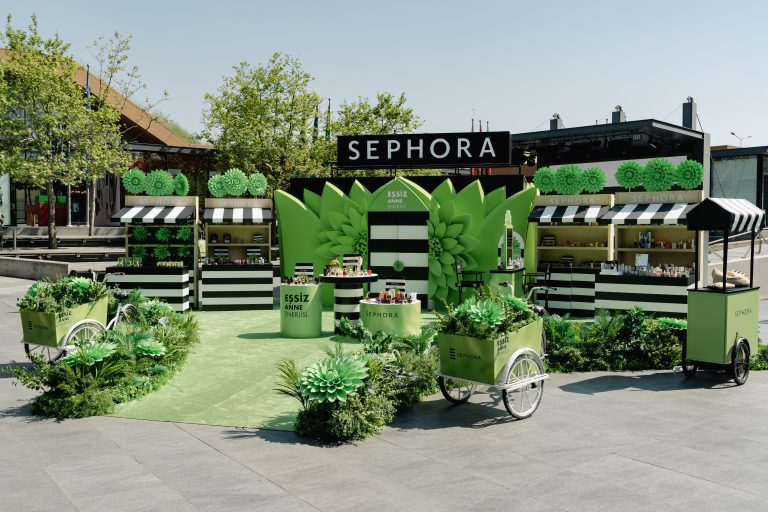Sephora’dan Anneler Günü’ne Özel Şehri Dönüştüren “Eşsiz Anne Enerjisi” Deneyimi
