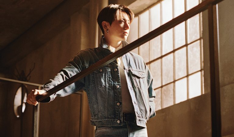 Calvin Klein ve Jung Kook, Yeni İş Birliğiyle Markanın İkonlarını Yeniden Yorumluyor