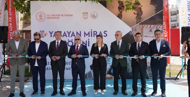 Sanatseverlerin Yoğun İlgi Gösterdiği                                                          Sivas Yaşayan Miras Şöleni Sona Erdi.